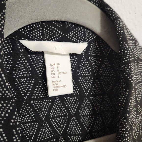 H&M Short-sleeved Triangle Pattern Blouse 8 - Picture 2 of 5